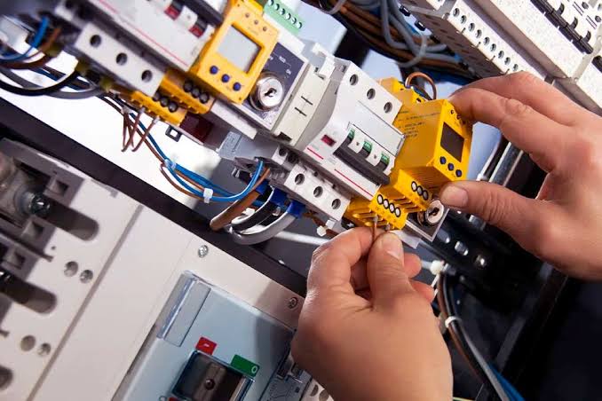 Técnico trabajando en un tablero eléctrico.